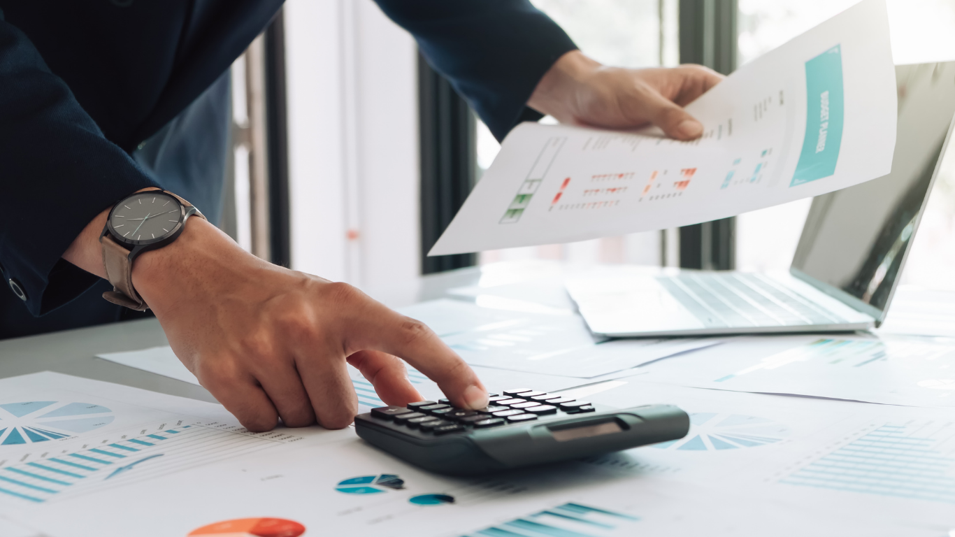 Informe fiscal de empresa con gráficos y calculadora